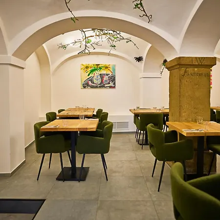 Plums Restaurant & 3*